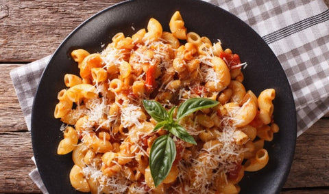 Makaron z sosem pomidorowym, fasolą i parmezanem