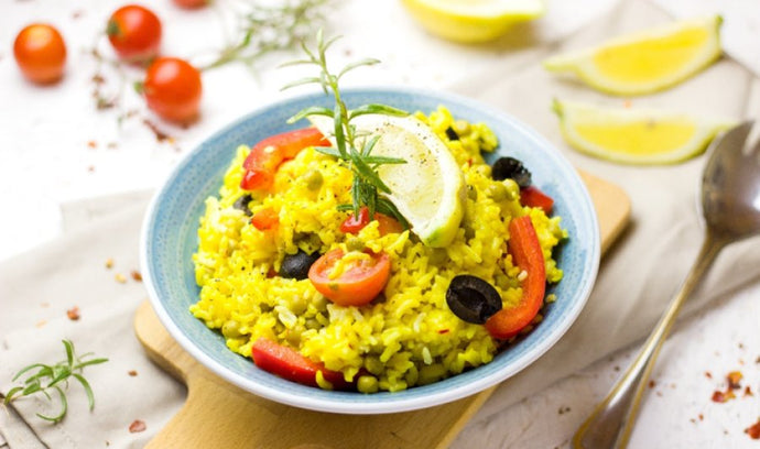 Żółty ryż z czarnymi oliwkami i warzywami