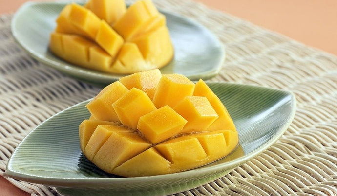 Słodka sałatka z ryżu i mango